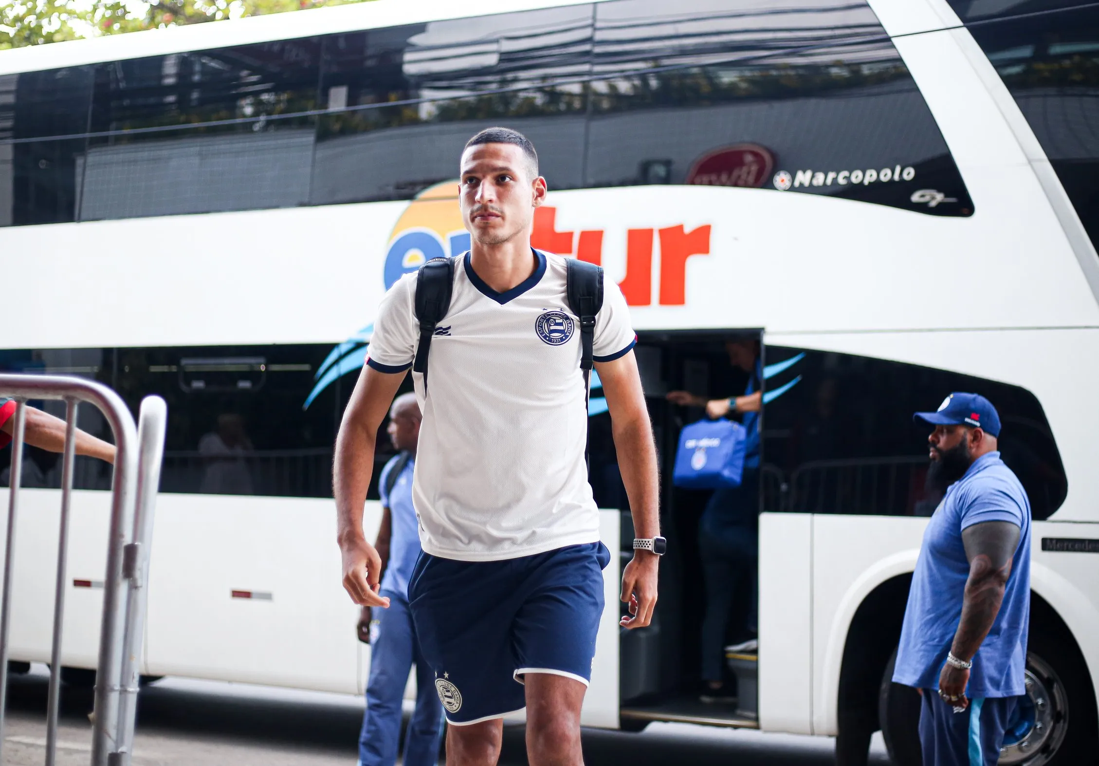 Zagueiro Gabriel Xavier e toda delegação tricolor já está em Maceió