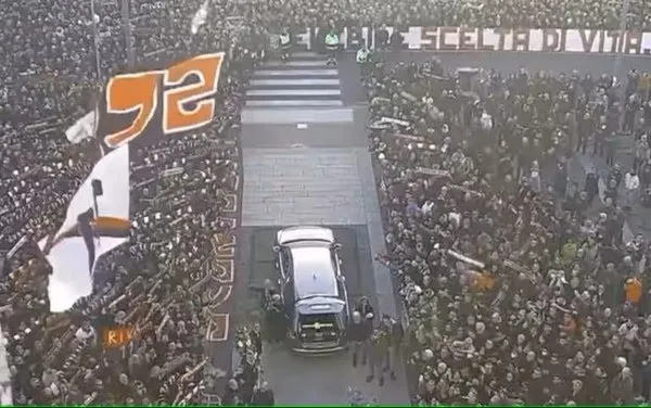 Multidão acompanha corpo de ídolo