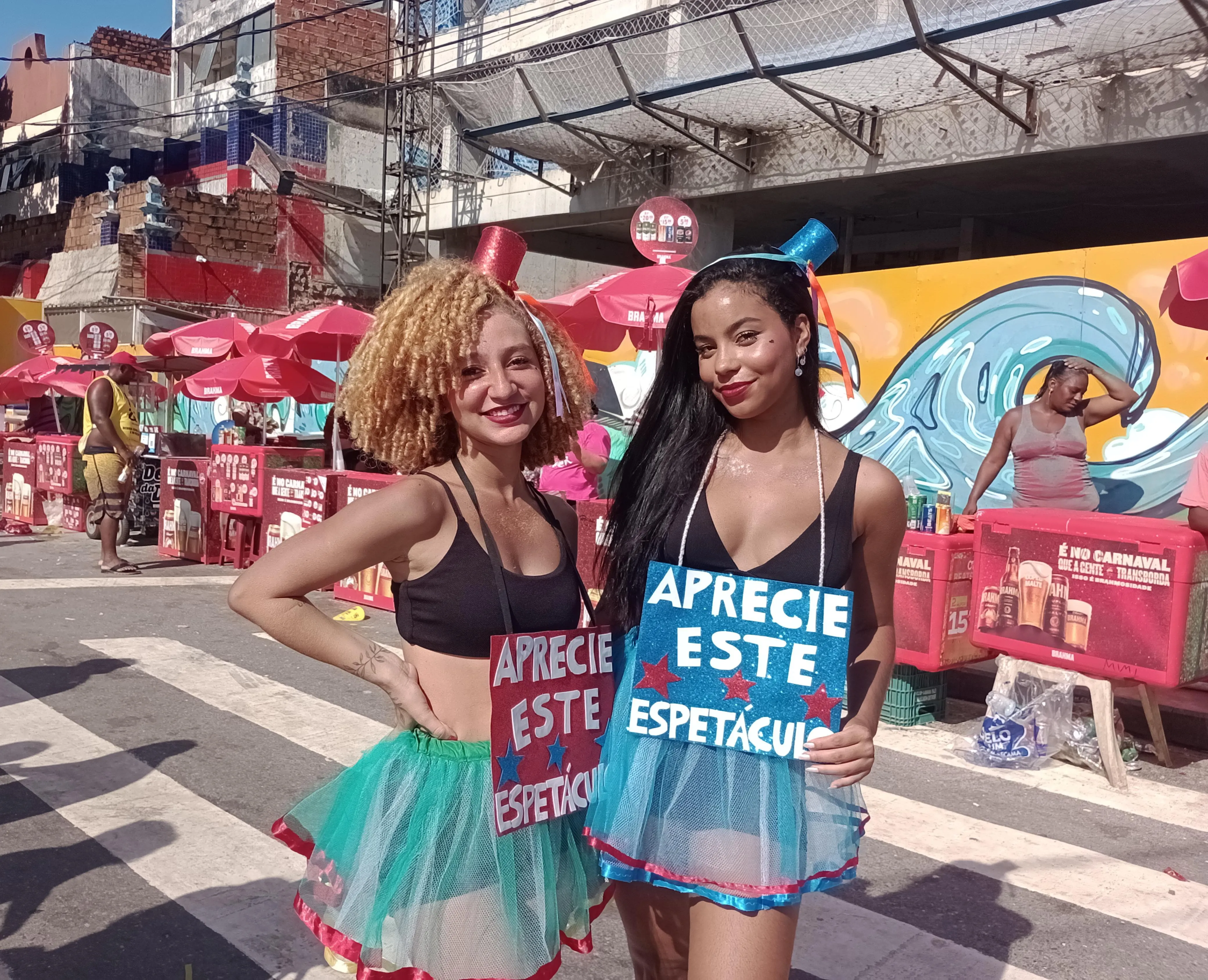 Bruna e Jade curtindo a folia