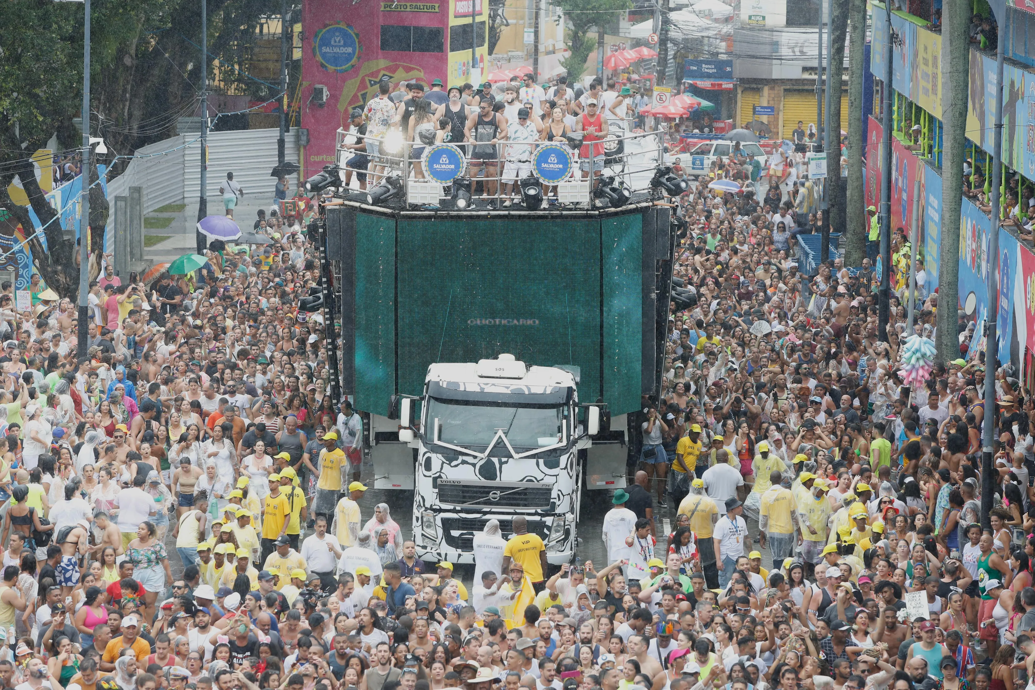 Trio pipoca de Saulo arrasta uma multidão