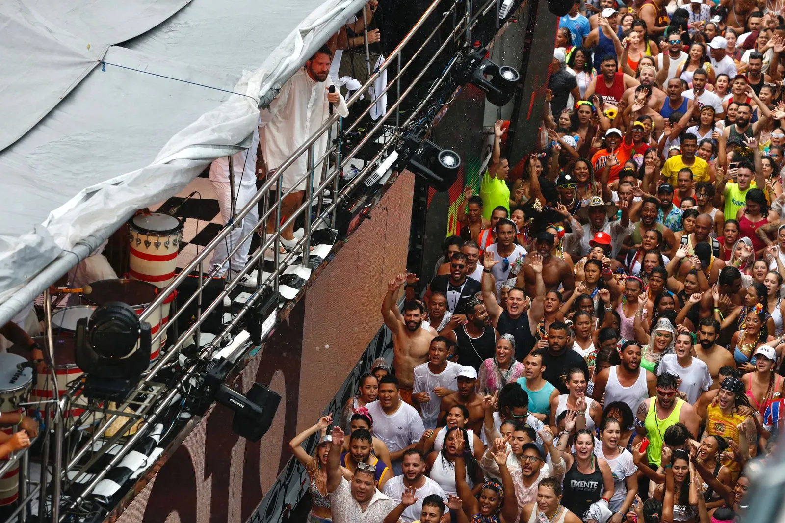 Depois de alguns momentos embaixo d'água, Saulo recorreu a uma lona para se abrigar da chuva