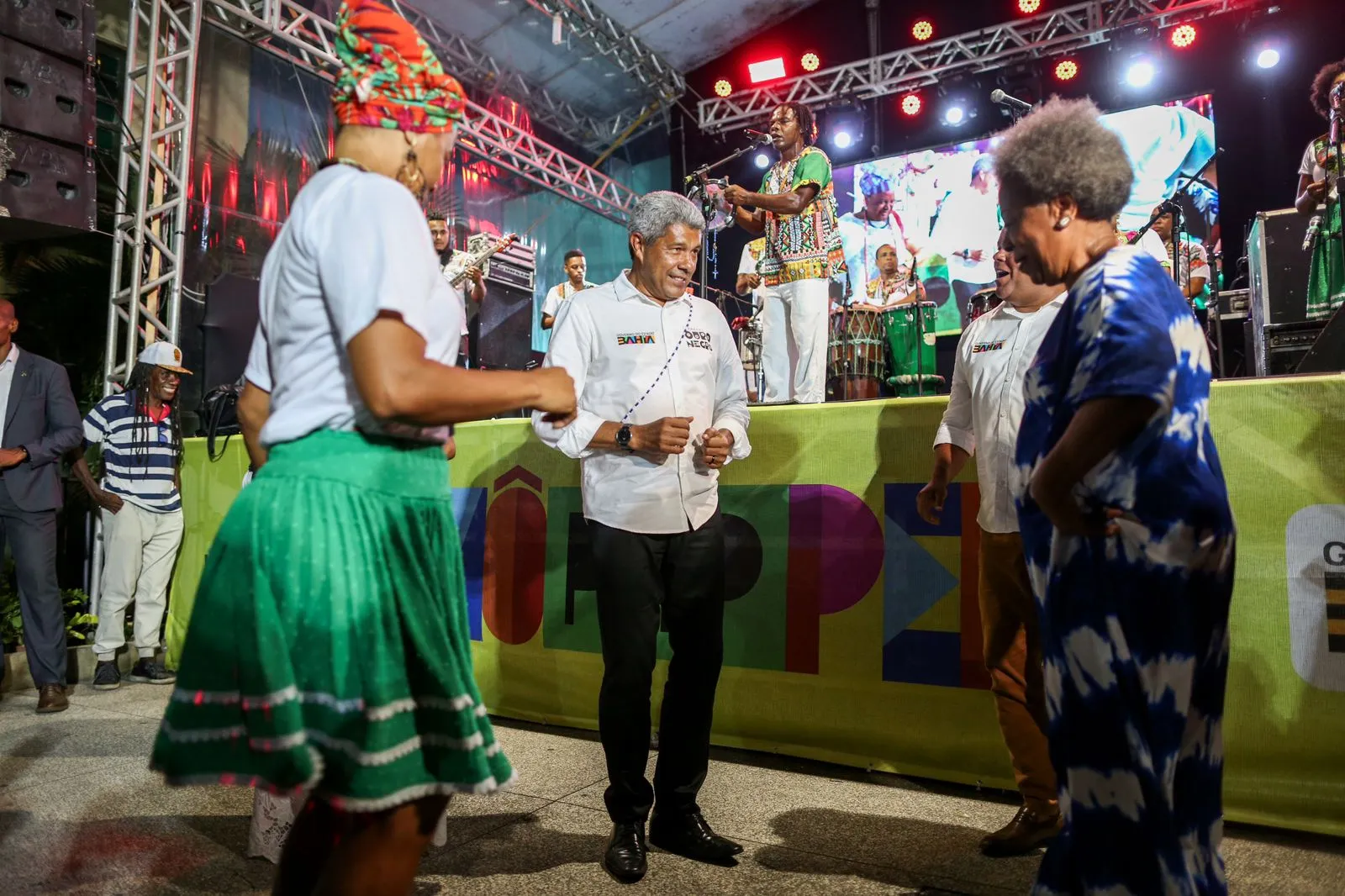 Governador Jerônimo Rodrigues 'caiu no samba' durante evento