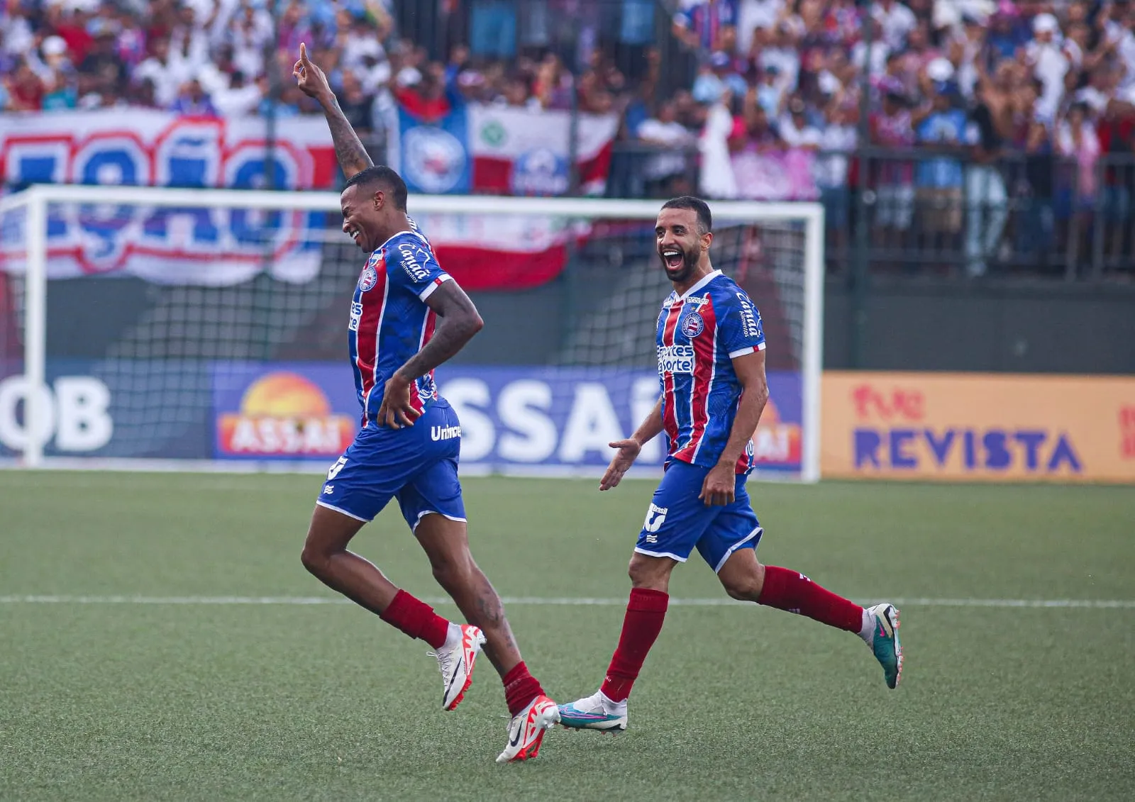 Jean Lucas e Caio Alexandre em comemoração de gol