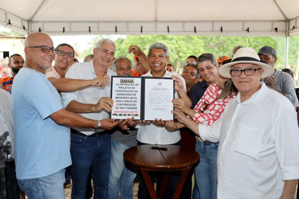 Imagem ilustrativa da imagem Jero faz pausa na folia e visita áreas atingidas pela chuva na Bahia