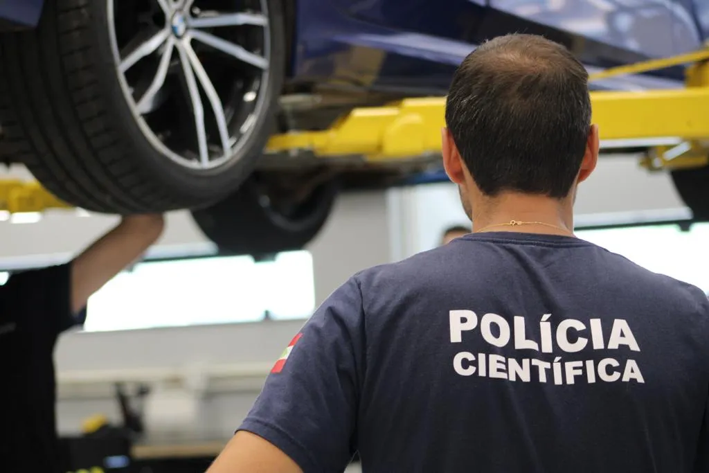 Jovens morreram dentro do BMW, que foi totalmente periciado