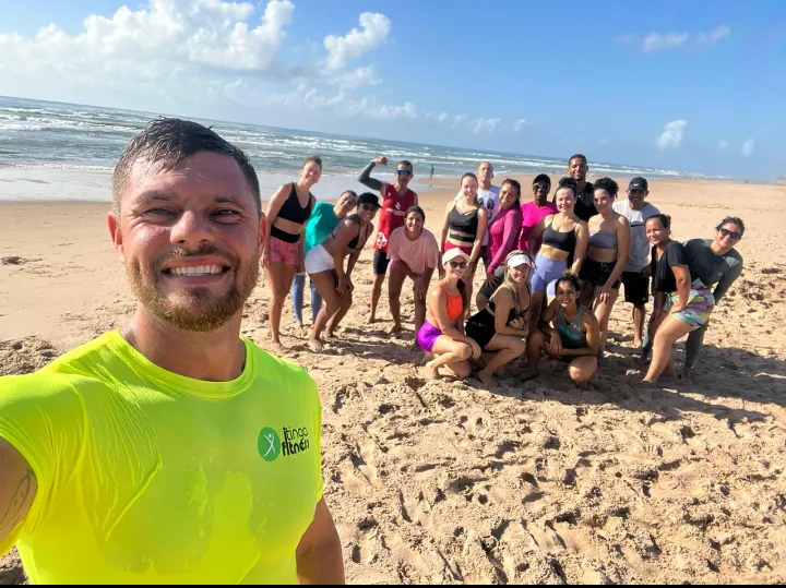 Educador físico Abraão Cordeiro comanda a turma no beach funcional