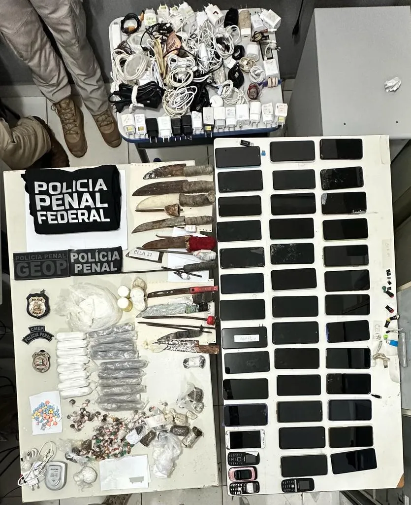 Imagem ilustrativa da imagem Mais de 300 itens ilegais são retirados de celas de presídio baiano