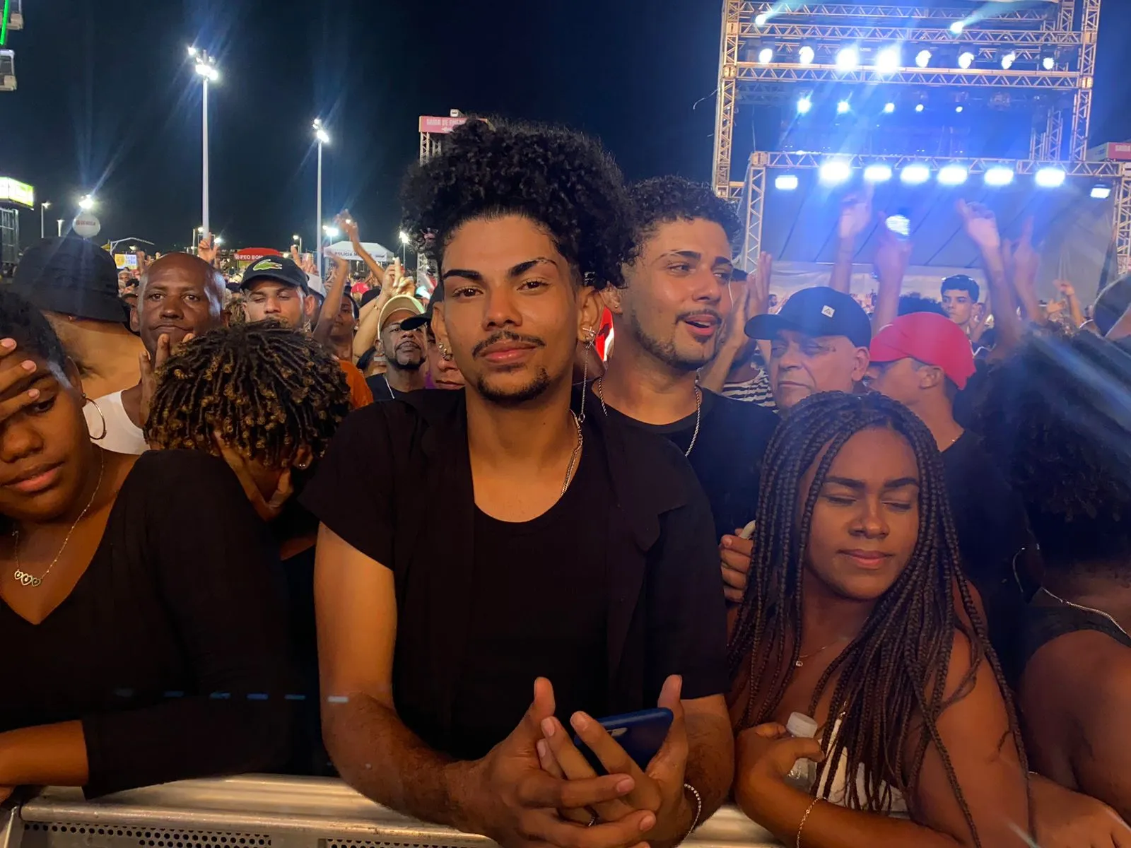 Matheus Araújo tem a foto de Mari na proteção de tela do celular