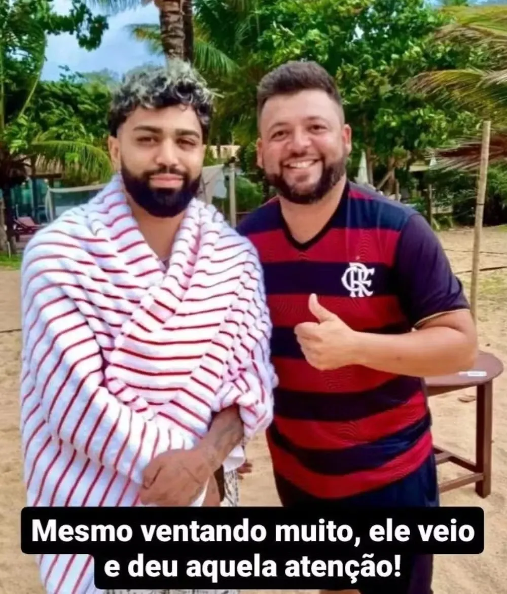 Gabigol posa ao lado de fã flamenguista