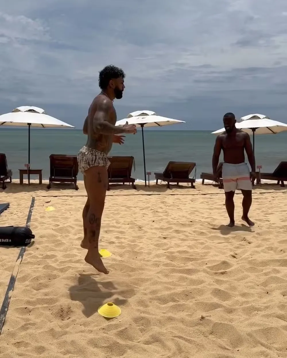 Gabigol faz treino na praia para manter parte física em dia