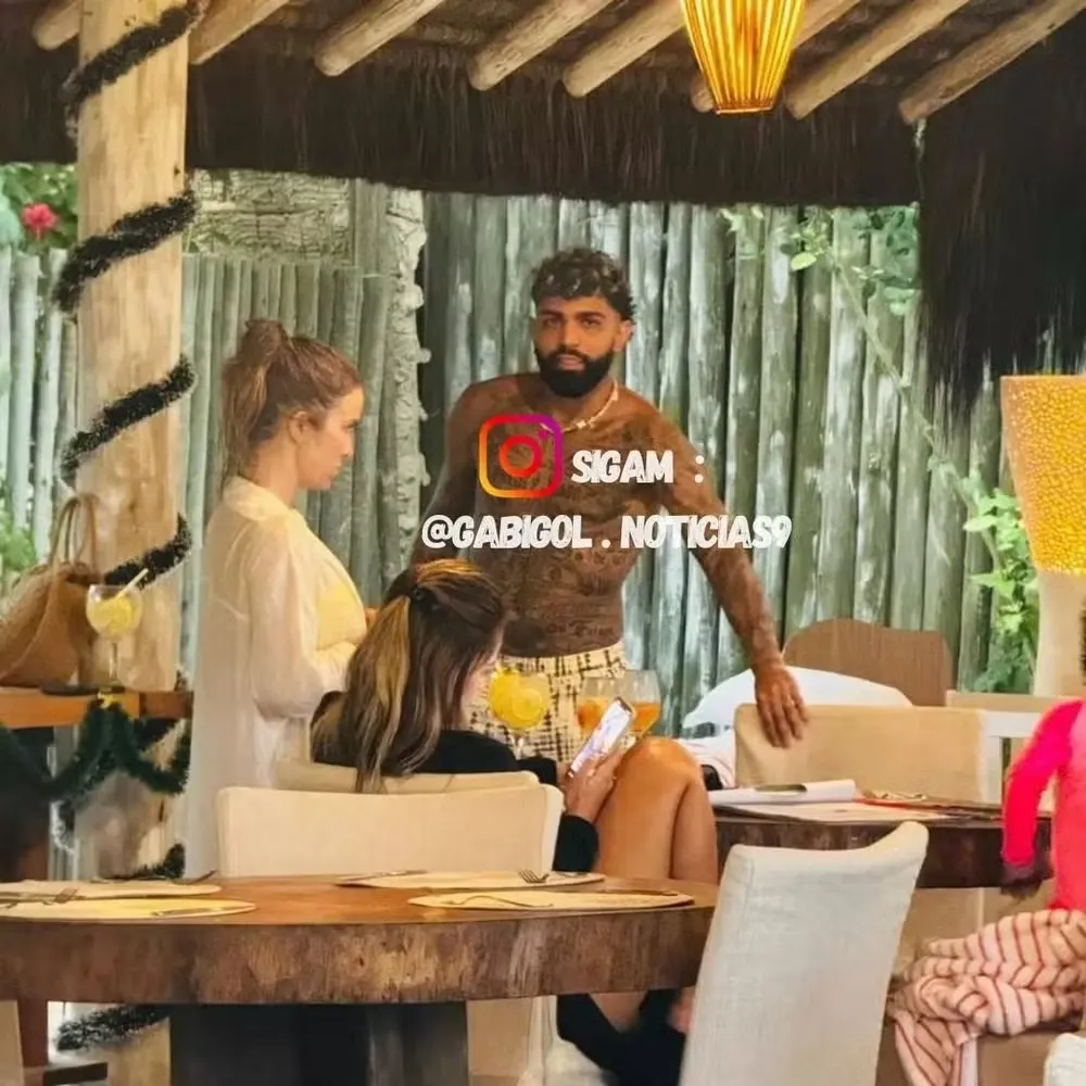 Gabigol e duas mulheres no Quadrado