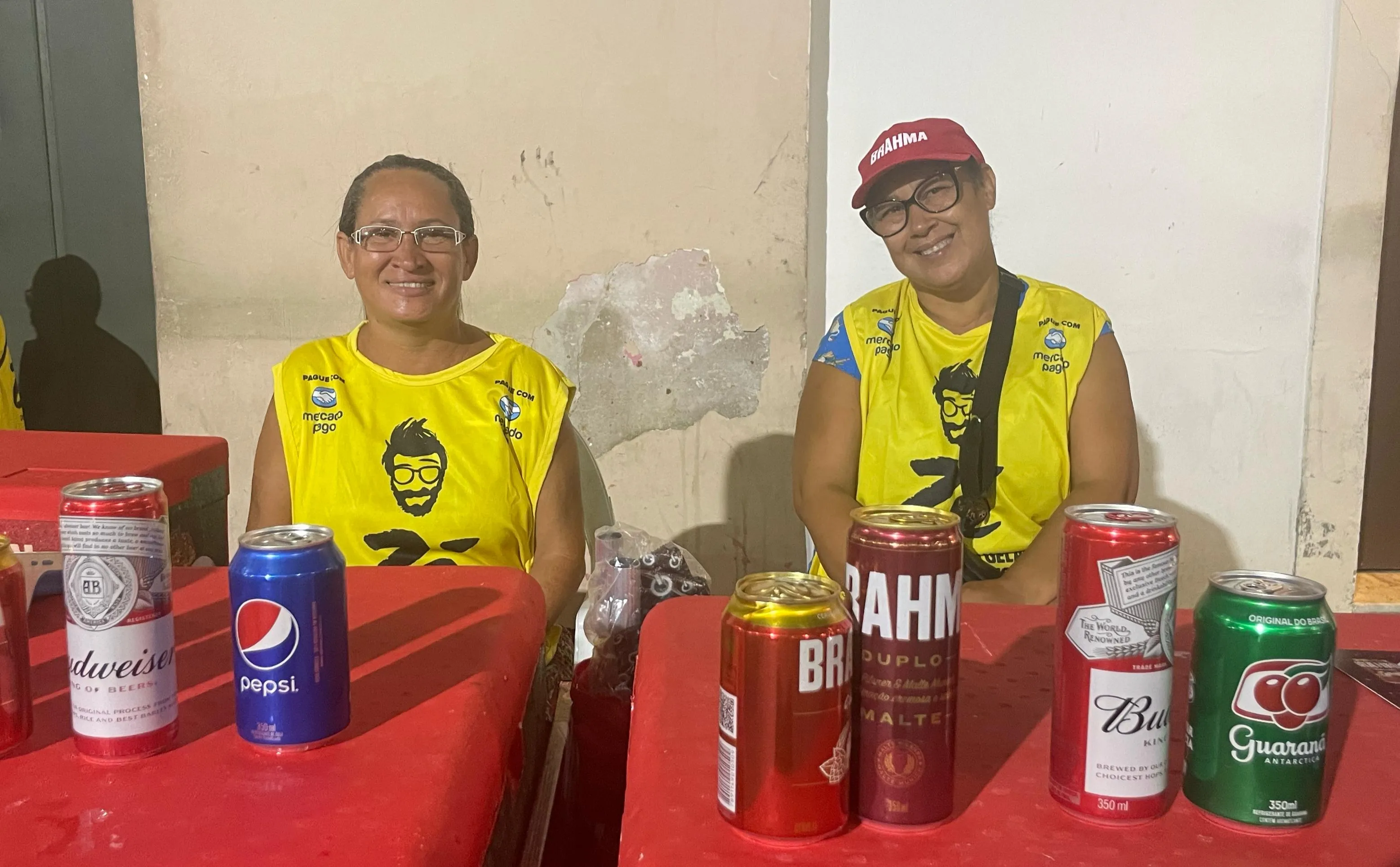 A dupla de vendedoras: Mari Hito (53 anos) e Andreia Mota (49 anos),