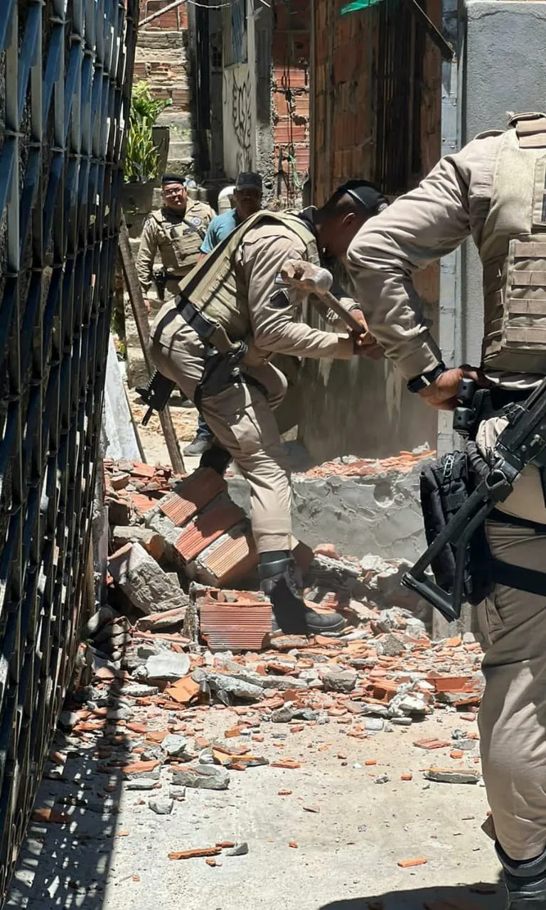 Imagem ilustrativa da imagem Muro construído por traficantes é derrubado no Tororó