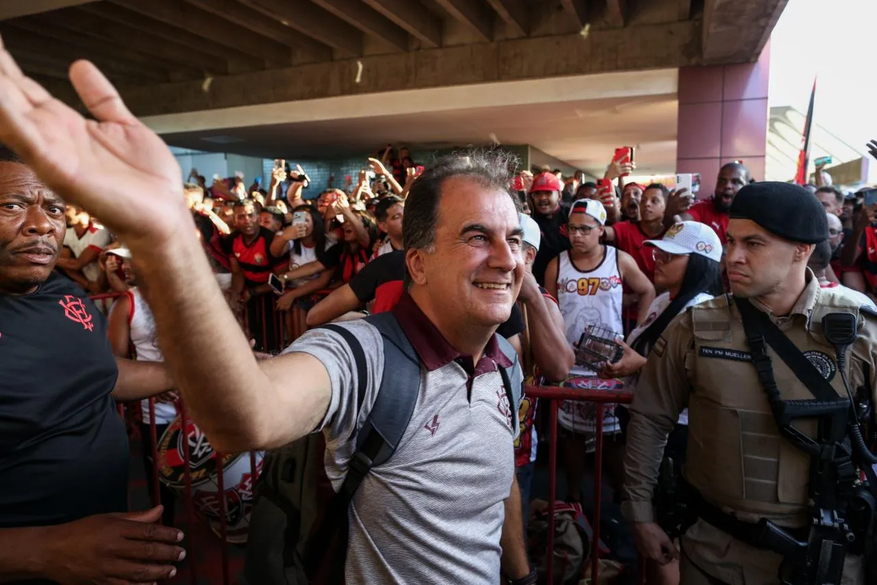 Presidente Fábio Mota no meio da torcida do Vitória