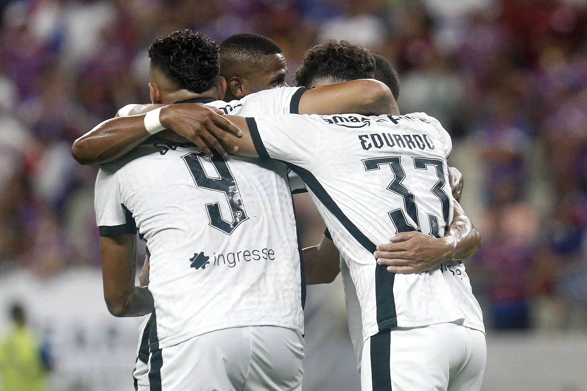 Jogadores do Botafogo abraçados
