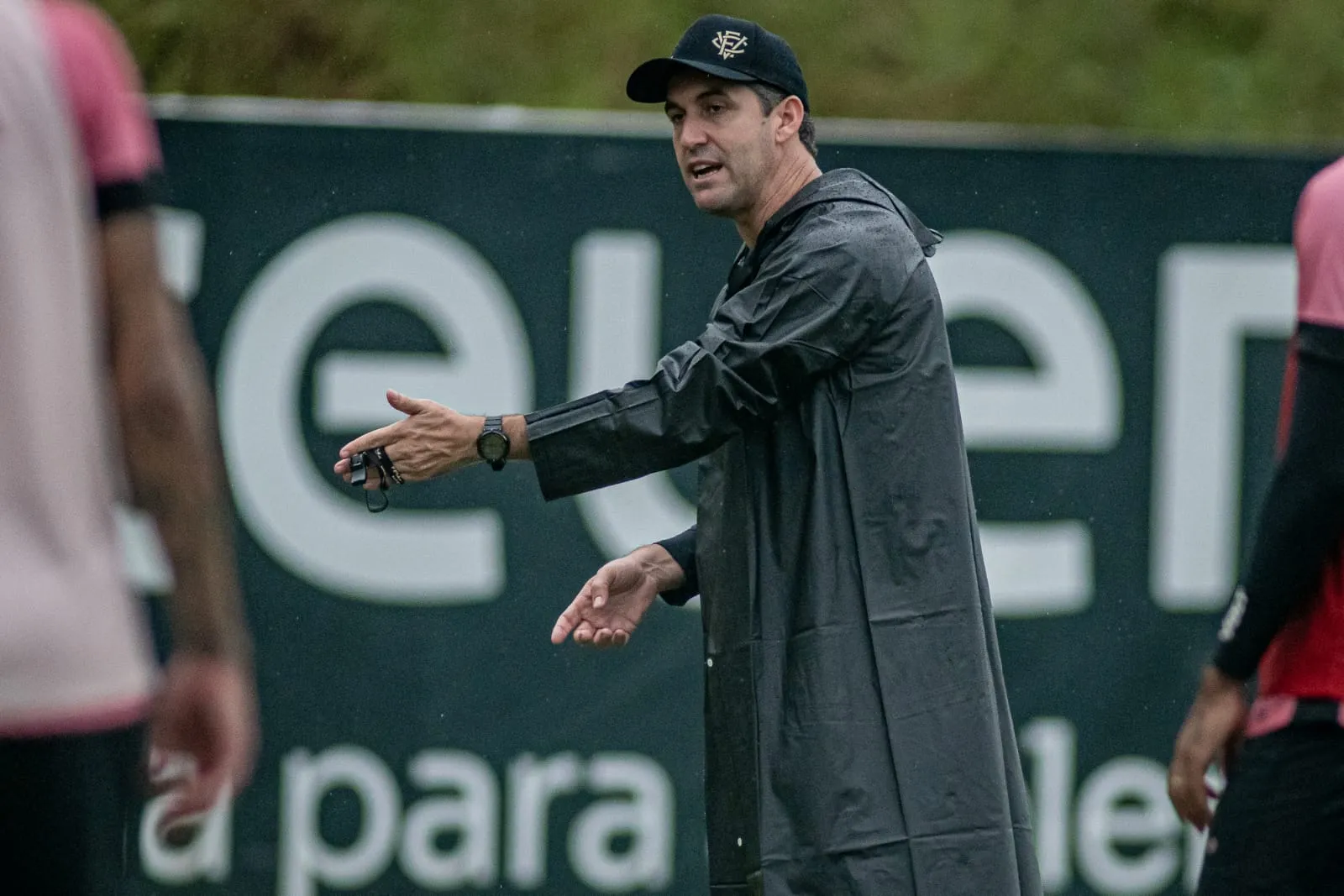 Léo Condé orienta jogadores rubro-negros