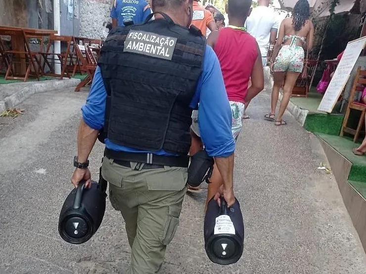 Imagem ilustrativa da imagem Prefeitura confisca caixas de som e long necks em praia da Bahia