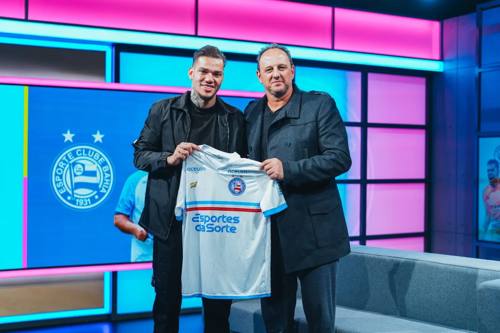 Ceni presenteia Ederson com uma camisa do Bahia