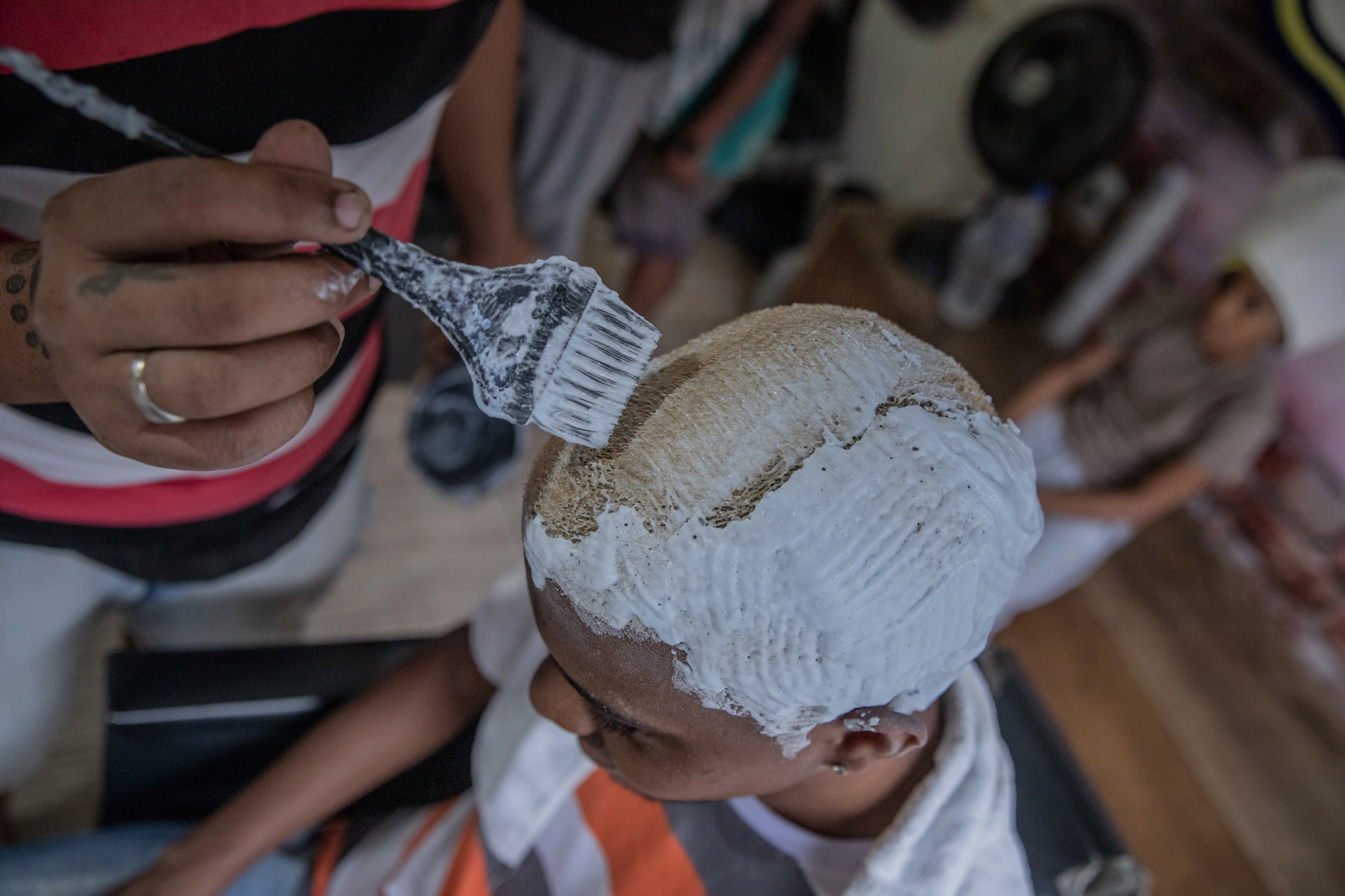 Cássio Moreira se meteu o visual loiro pivete na barbearia Corte do Sapo