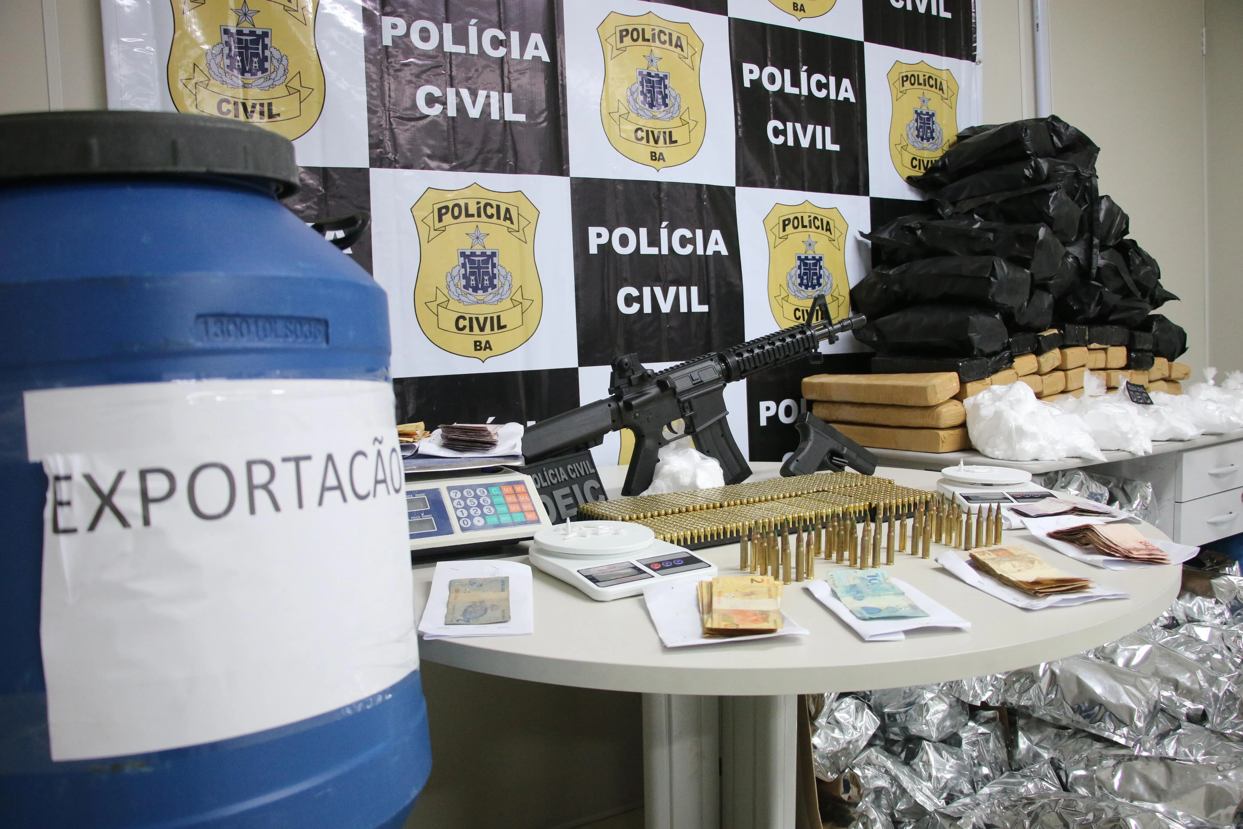 Imagem ilustrativa da imagem Salvador: policiais destroem laboratório de drogas em casa de veraneio