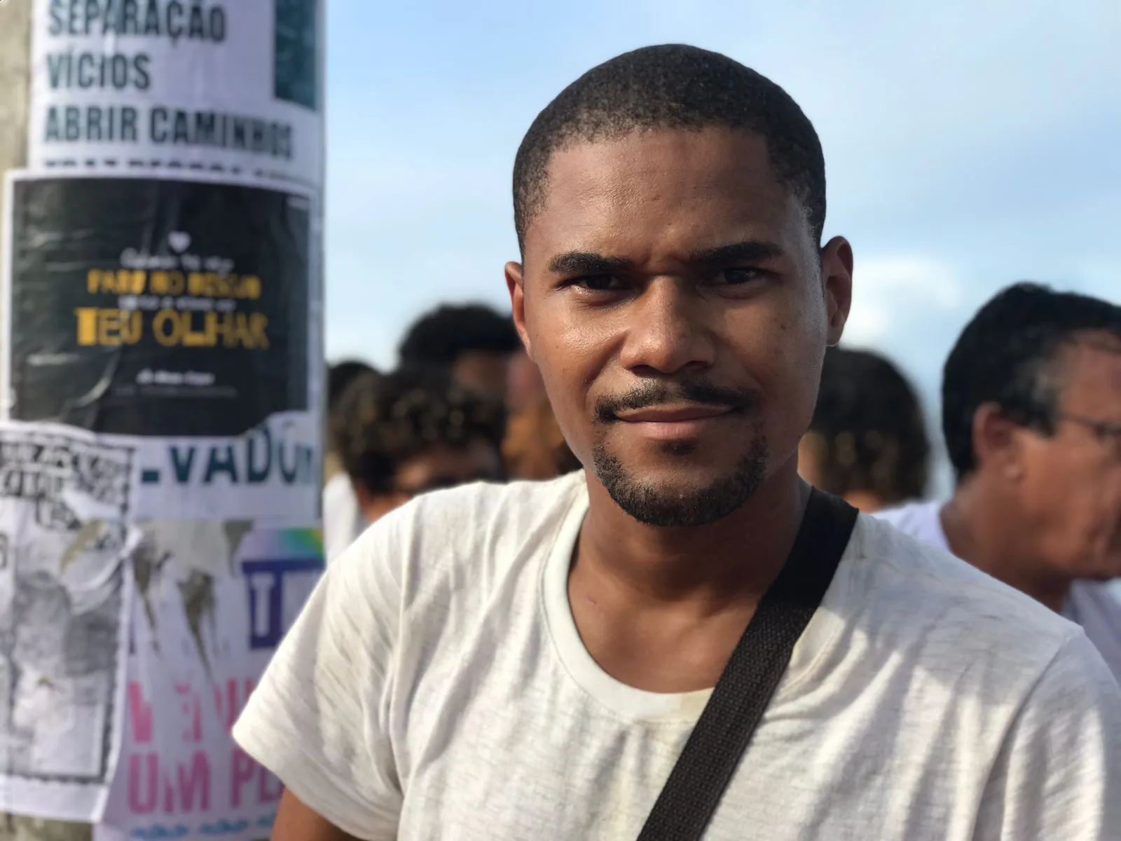 Wiliam está na luta desde a madrugada vendendo flores para o presente de Iemanjá