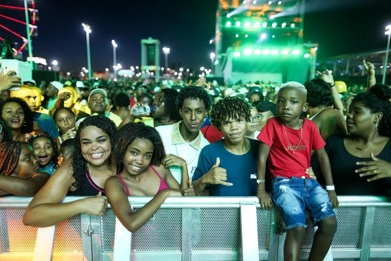 Galera foi curtir o som do Olodum na Arena Daniela Mercury