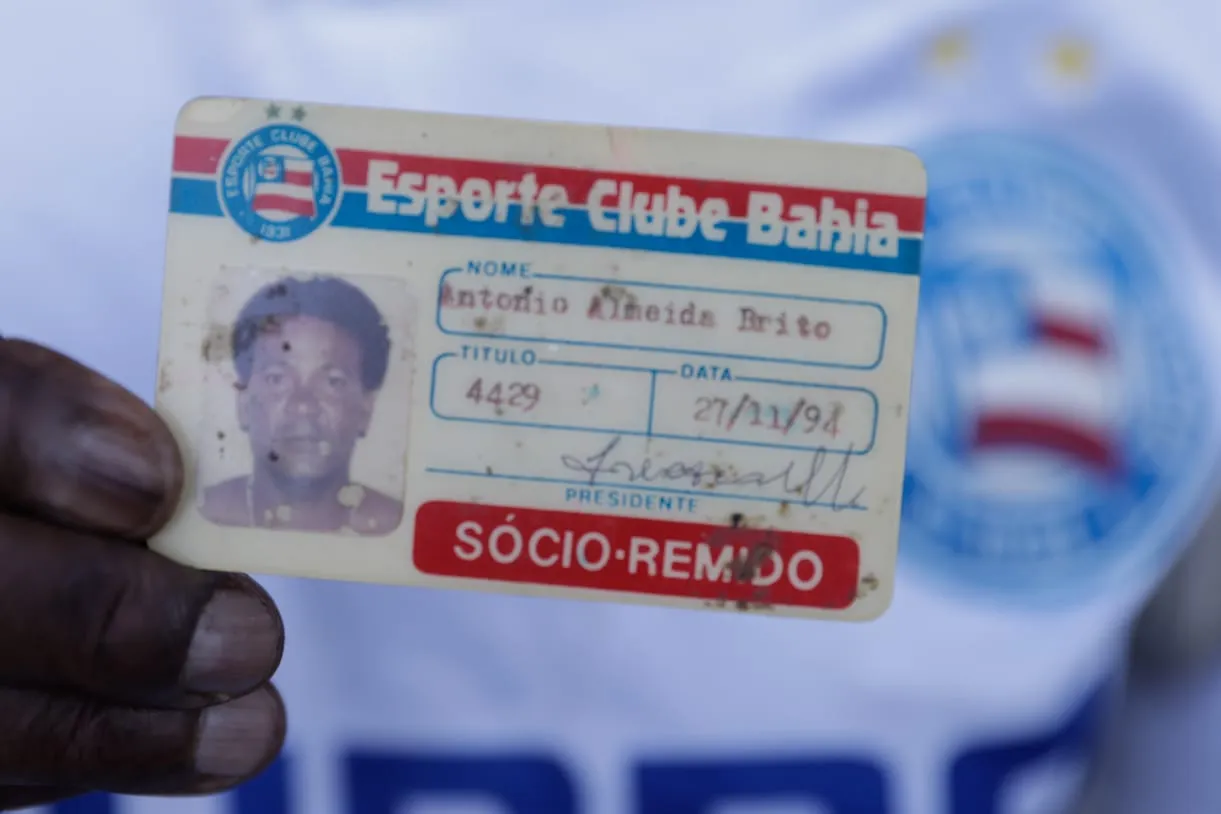 Imagem ilustrativa da imagem Torcedor de 83 anos chora após votar nas eleições do Bahia