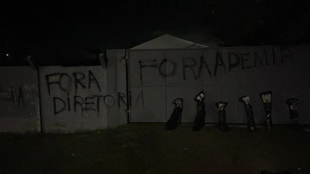 CT do Bahia com mensagens pixadas em protesto contra os maus resultados na temporada
