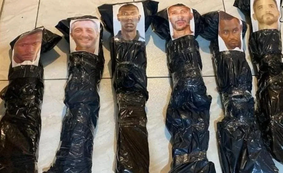 Fotos de jogadores simulando cadáveres em sacos plásticos
