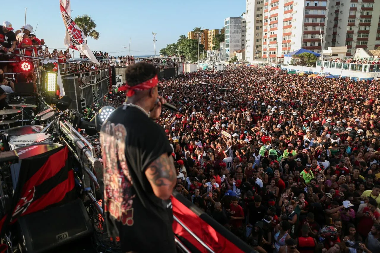 Imagem ilustrativa da imagem Torcida do Vitória realiza 'CarnaLeão' na Barra e comemora titulo