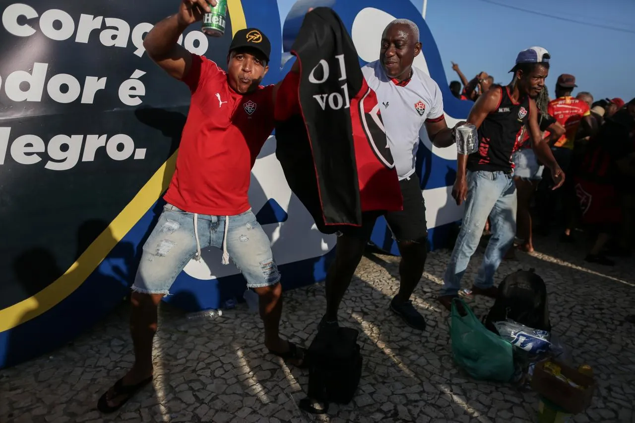 Imagem ilustrativa da imagem Torcida do Vitória realiza 'CarnaLeão' na Barra e comemora titulo