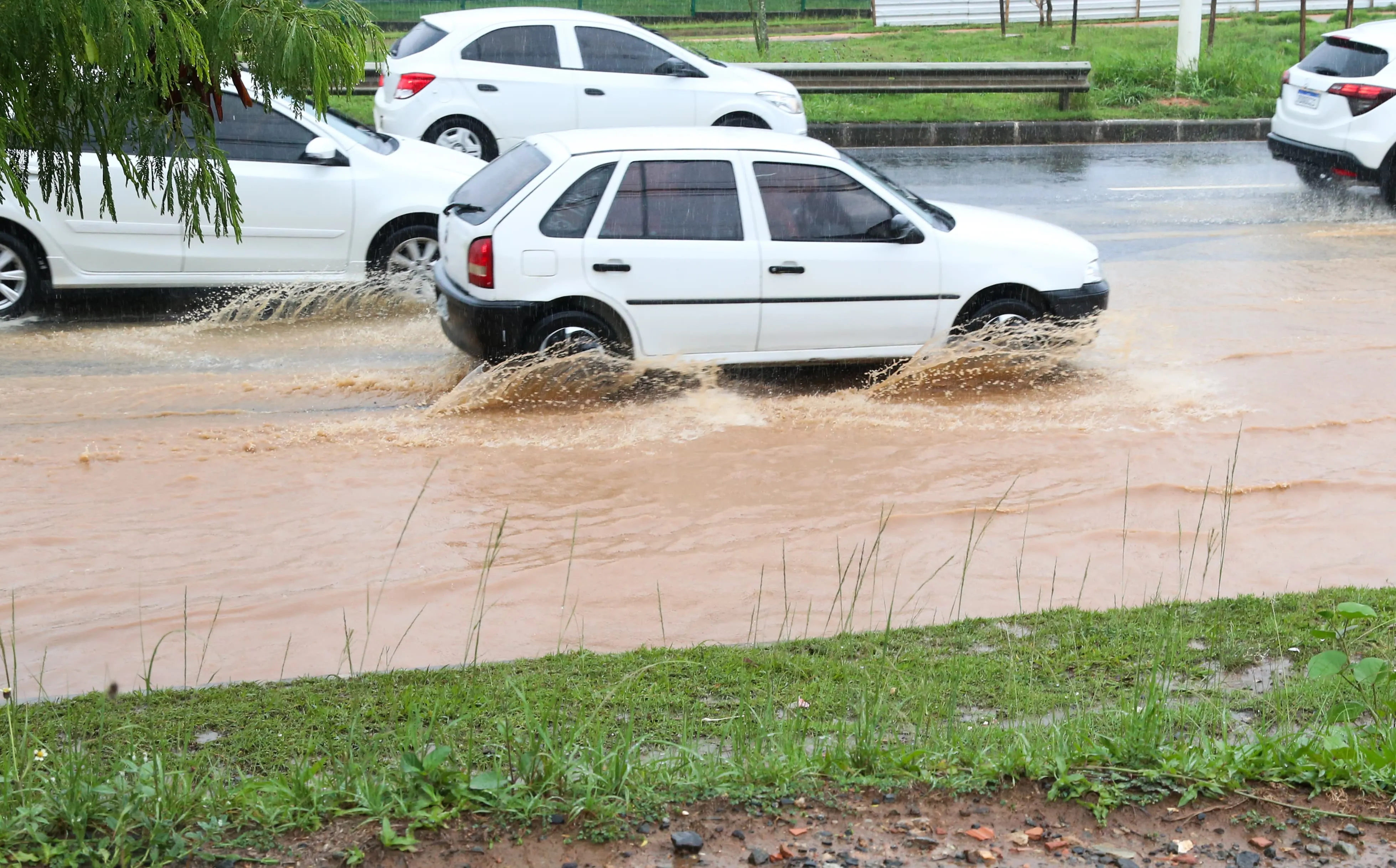 Avenida Dorival Caymmi alagada