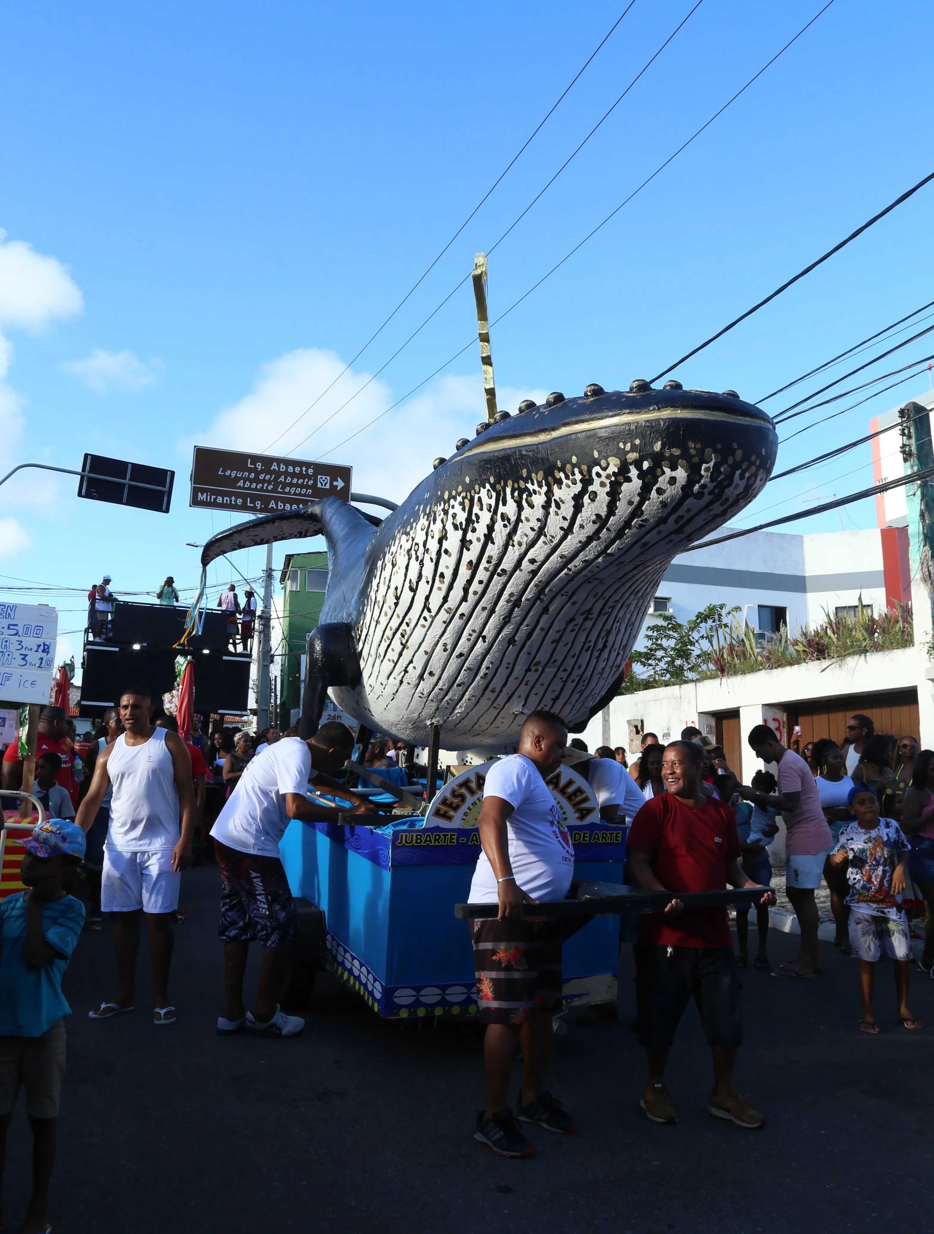 Imagem ilustrativa da imagem Tradicional 'Despedida da Baleia' movimenta bairro de Itapuã
