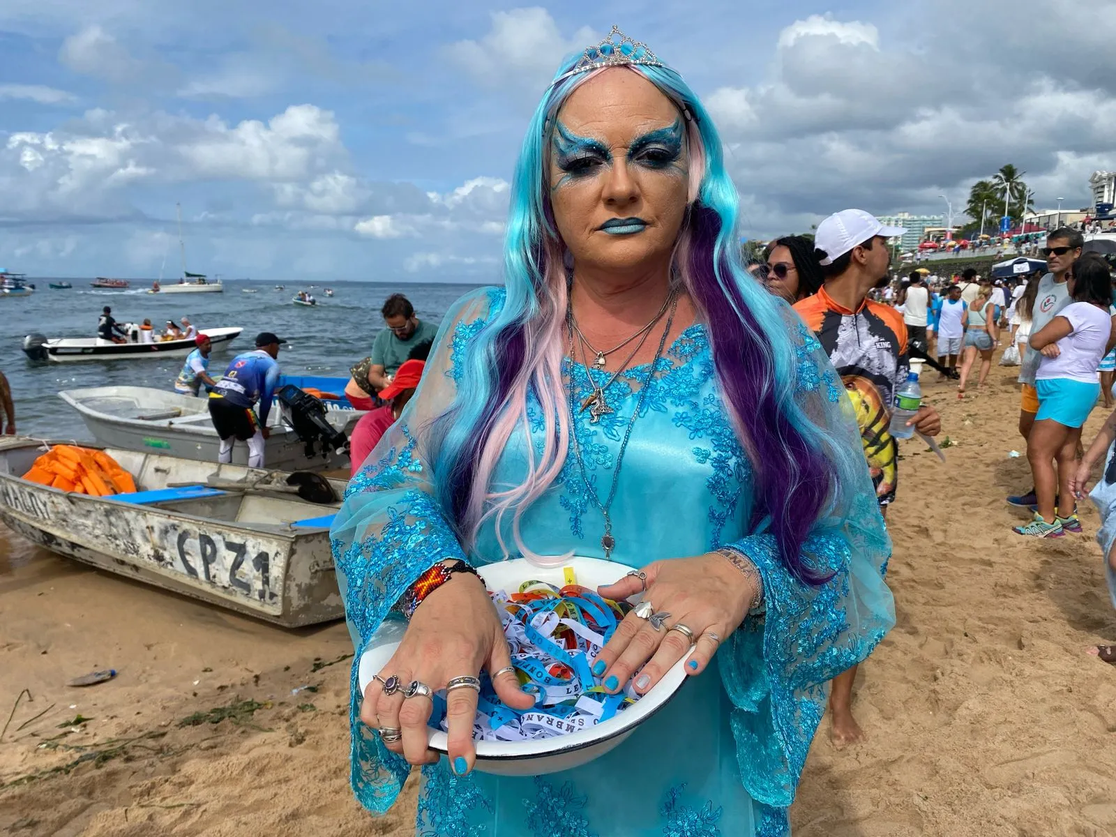 Imagem ilustrativa da imagem Virou paixão! Mulher se veste em homenagem à Rainha do Mar