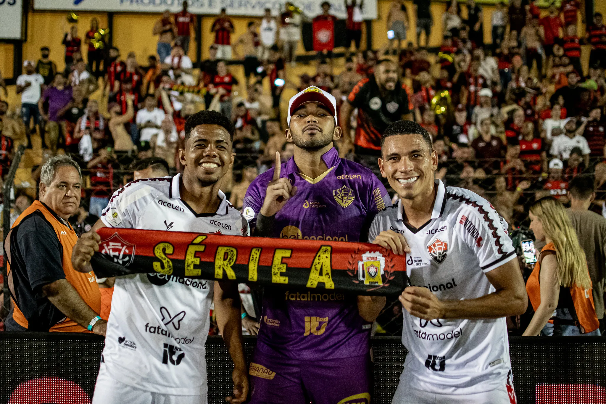 Jogadores do Vitória comemoram acesso para a Série A