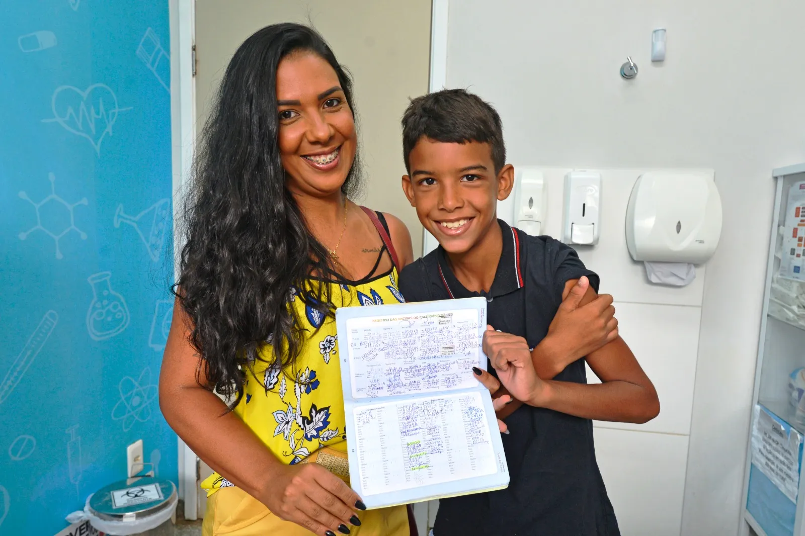 Jéssica Silva Santos com o filho, Romário Teles Freire Júnior,11 anos