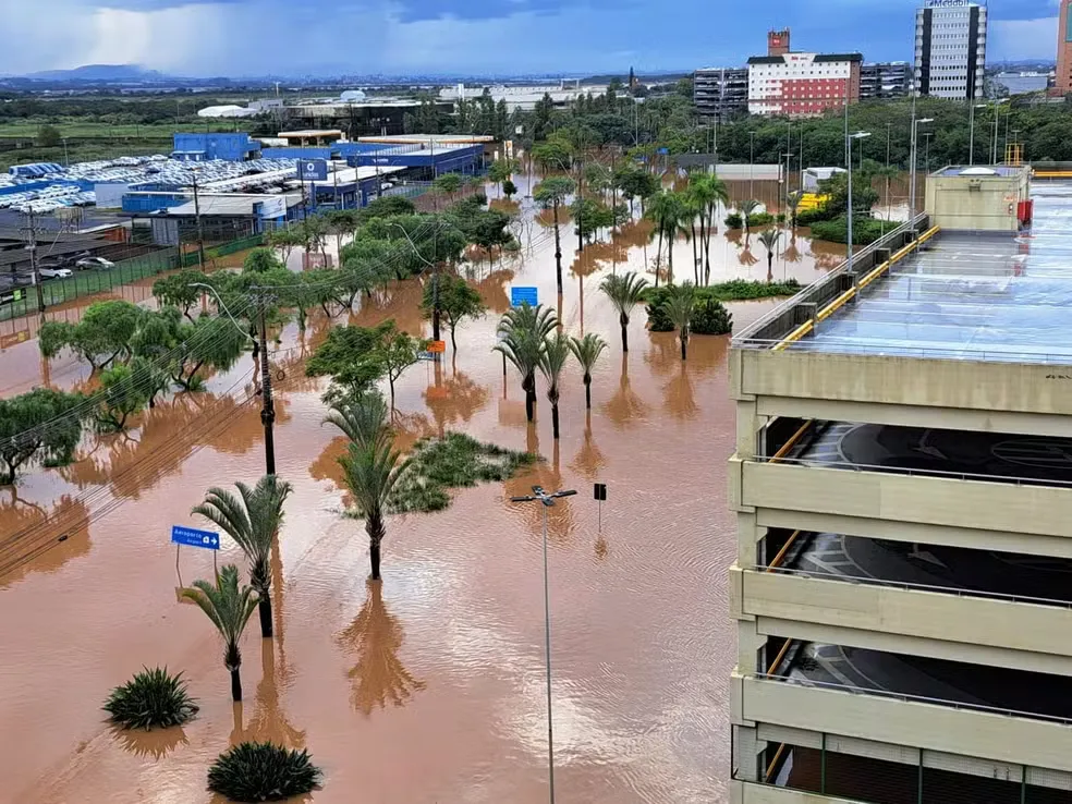 Imagem ilustrativa da imagem Aeroporto de Porto Alegre fica inundado e é interditado