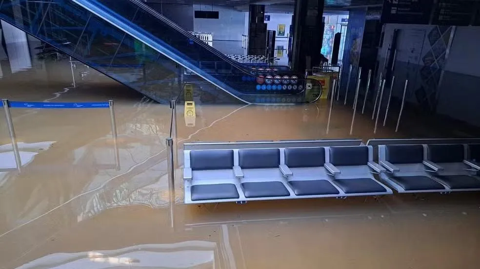 Imagem ilustrativa da imagem Aeroporto de Porto Alegre fica inundado e é interditado