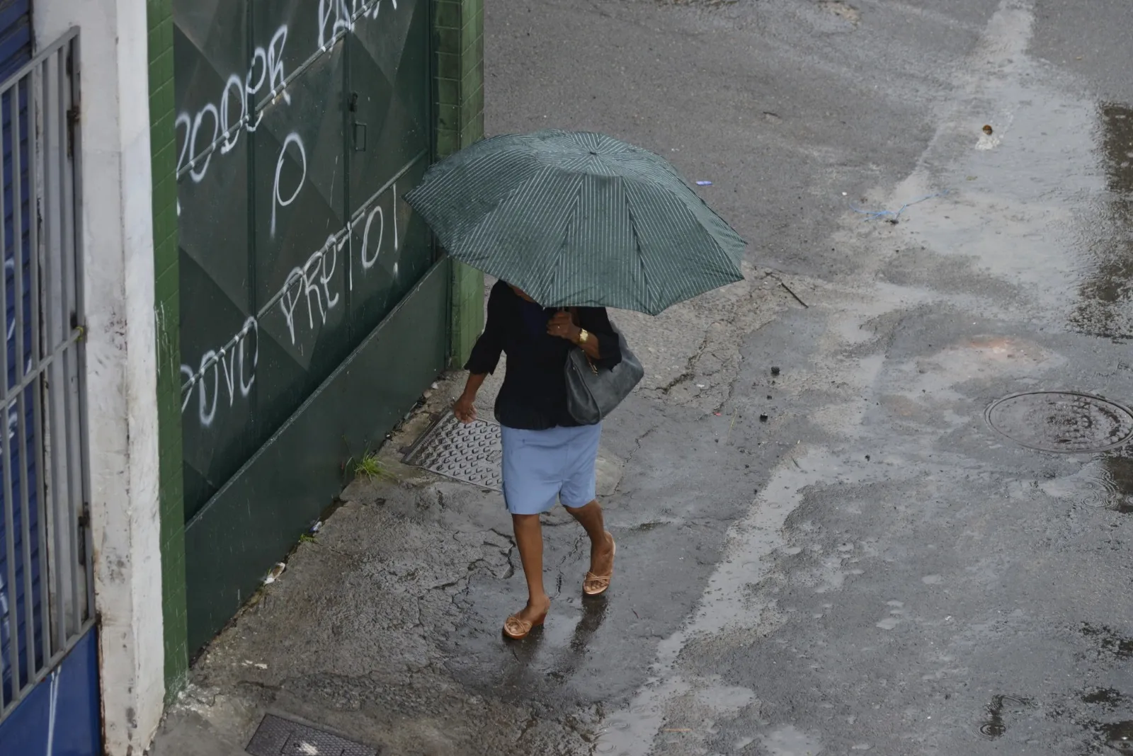 Mulher passeia com guarda-chuva