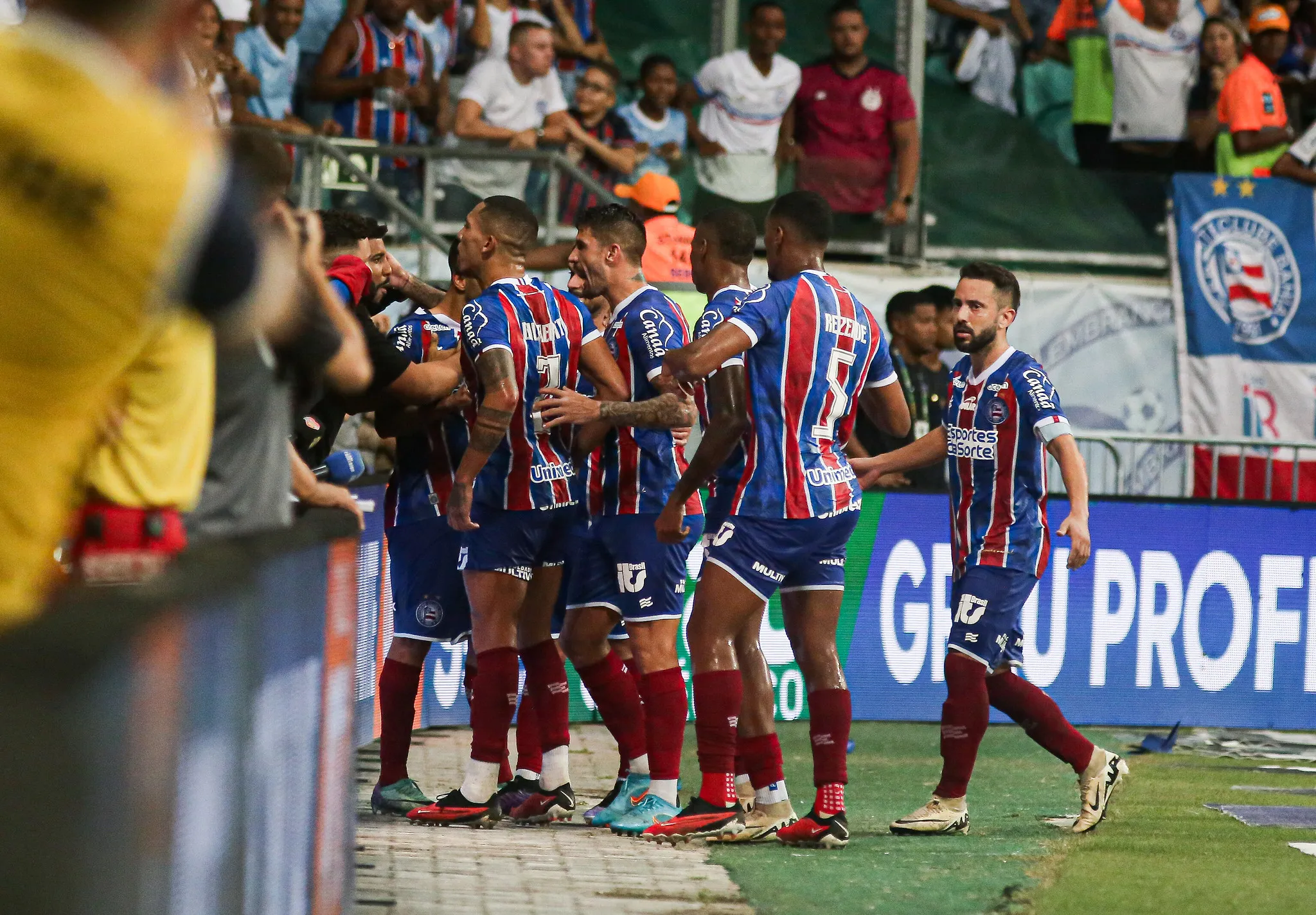 Jogadores do Bahia comemoram gol no Ba-Vi