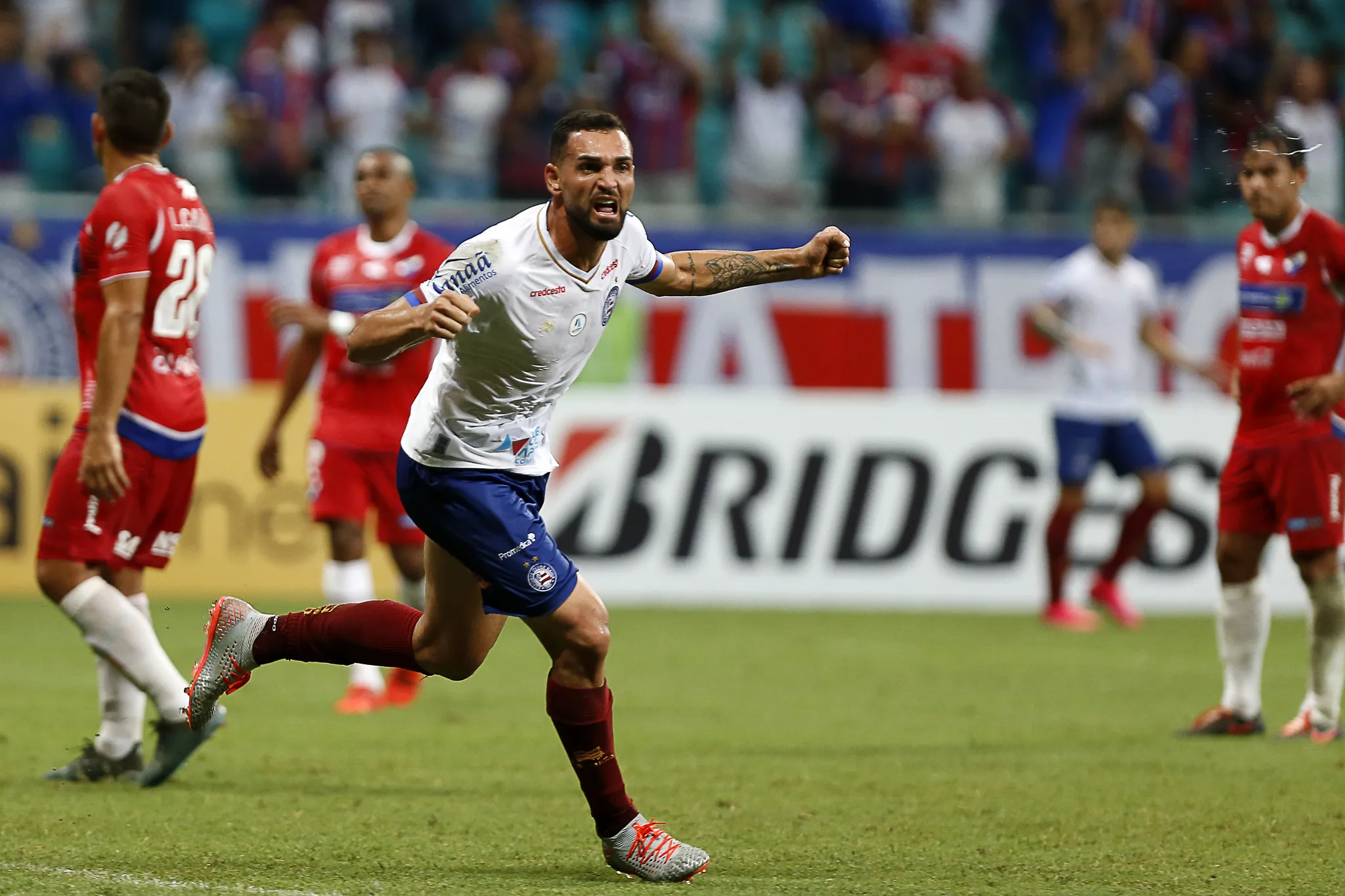 Gilberto comemora gol do Bahia no triunfo contra o Nacional, pela Copa Sul-Americana de 2020