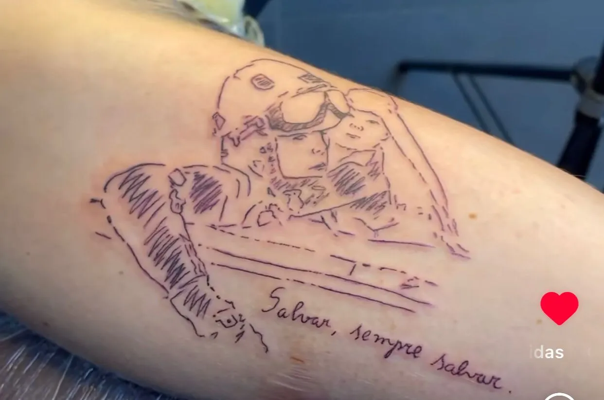 Bombeira tatuou momento no braço