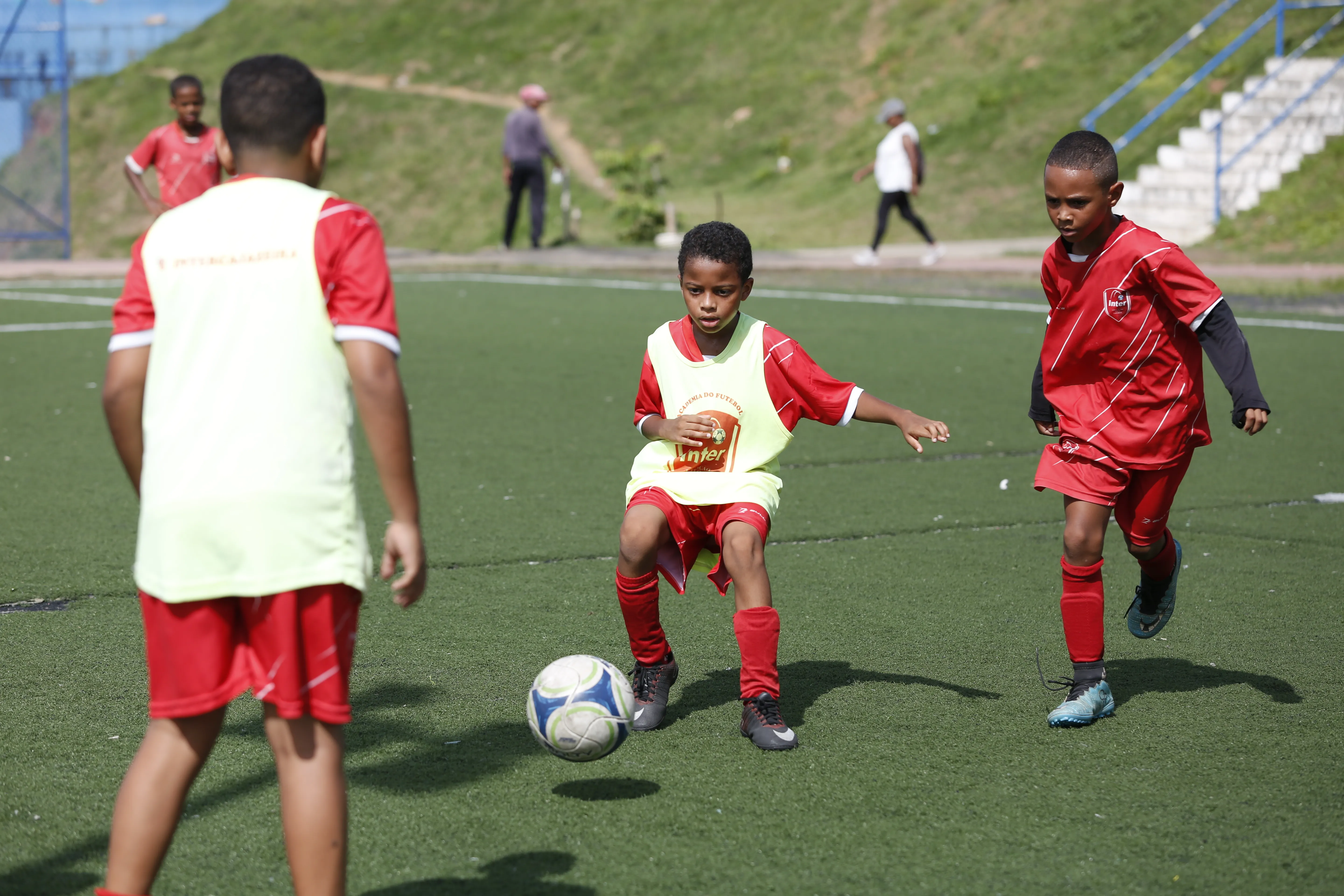 Escolinha de futebol Inter Cajazeiras começou como uma brincadeira de um professor de educação física há mais de 15 anos. O projeto oferece aulas de futebol para meninos e meninas