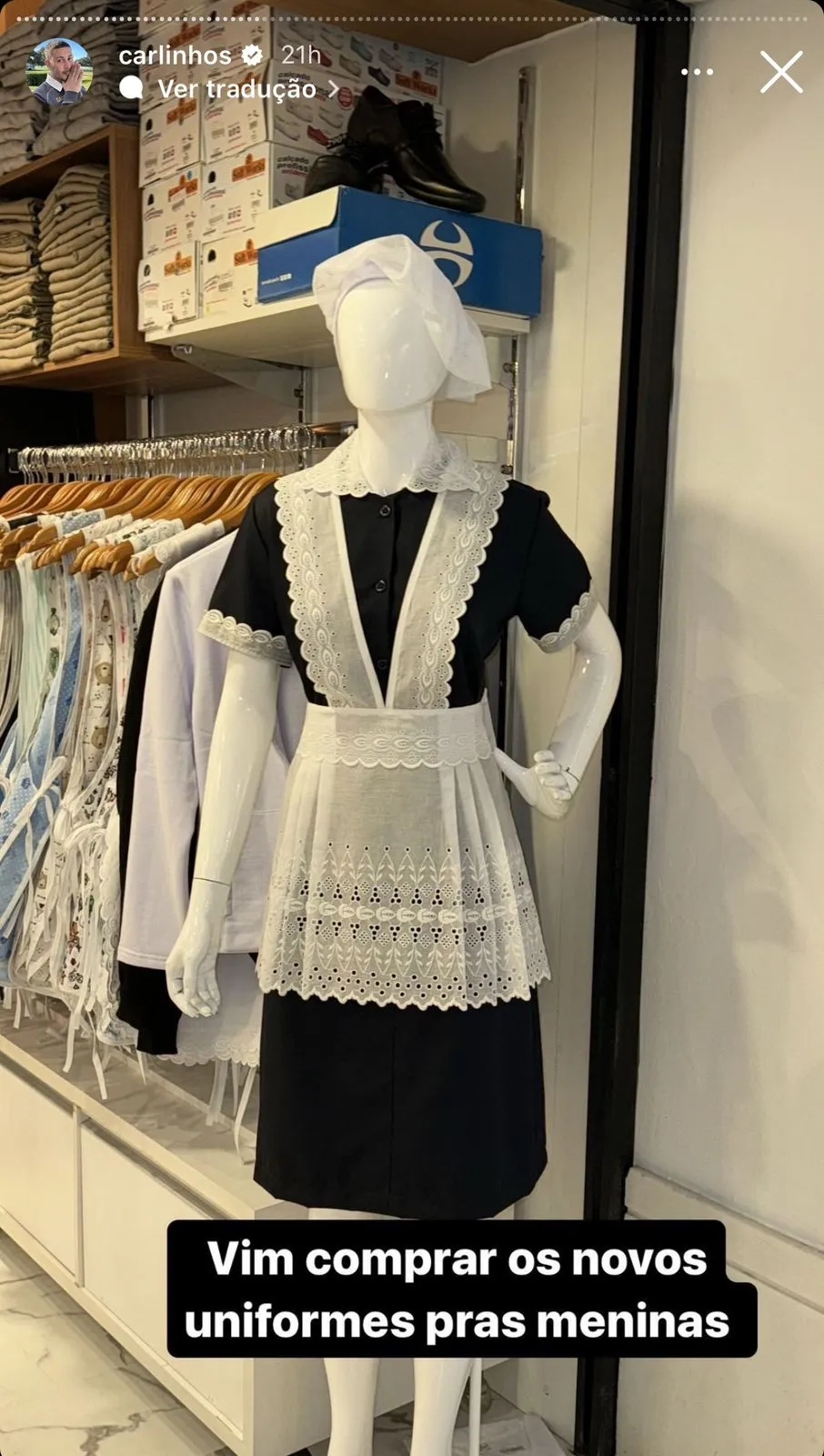 A nova roupa não tem as iniciais dos patrões e segue um estilo mais tradicional, nas cores preto e branco