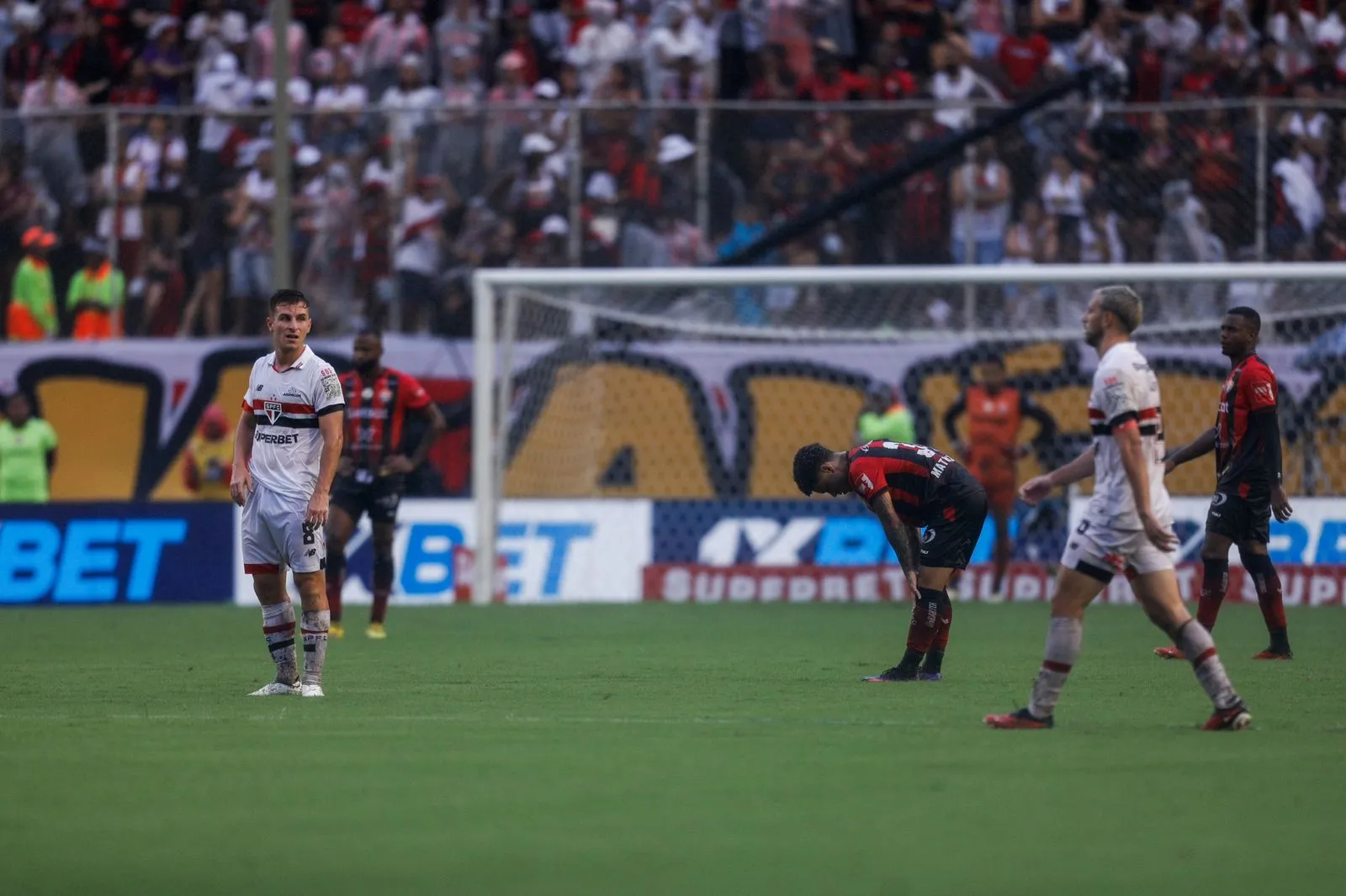 Léo Condé precisou reinventar a equipe após expulsão no começo do confronto