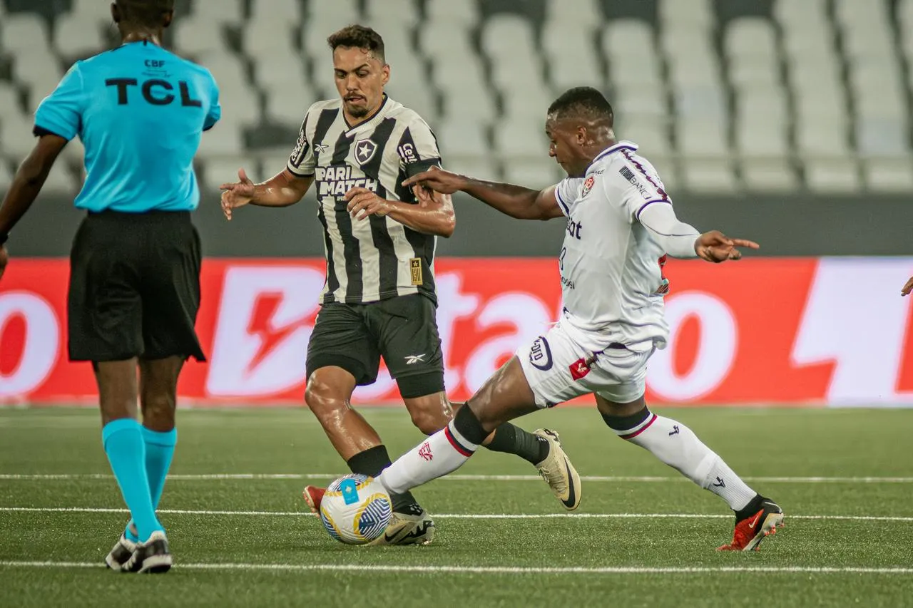 No primeiro tempo, o Botafogo teve noite apagada diante de seus torcedores