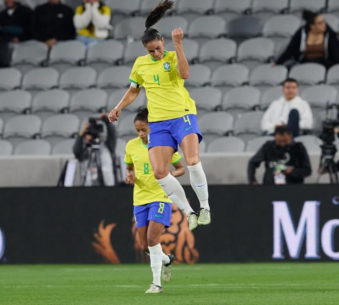 Rafaelle comemora gol na Copa Ouro feminina da Concacaf, contra o Panamá