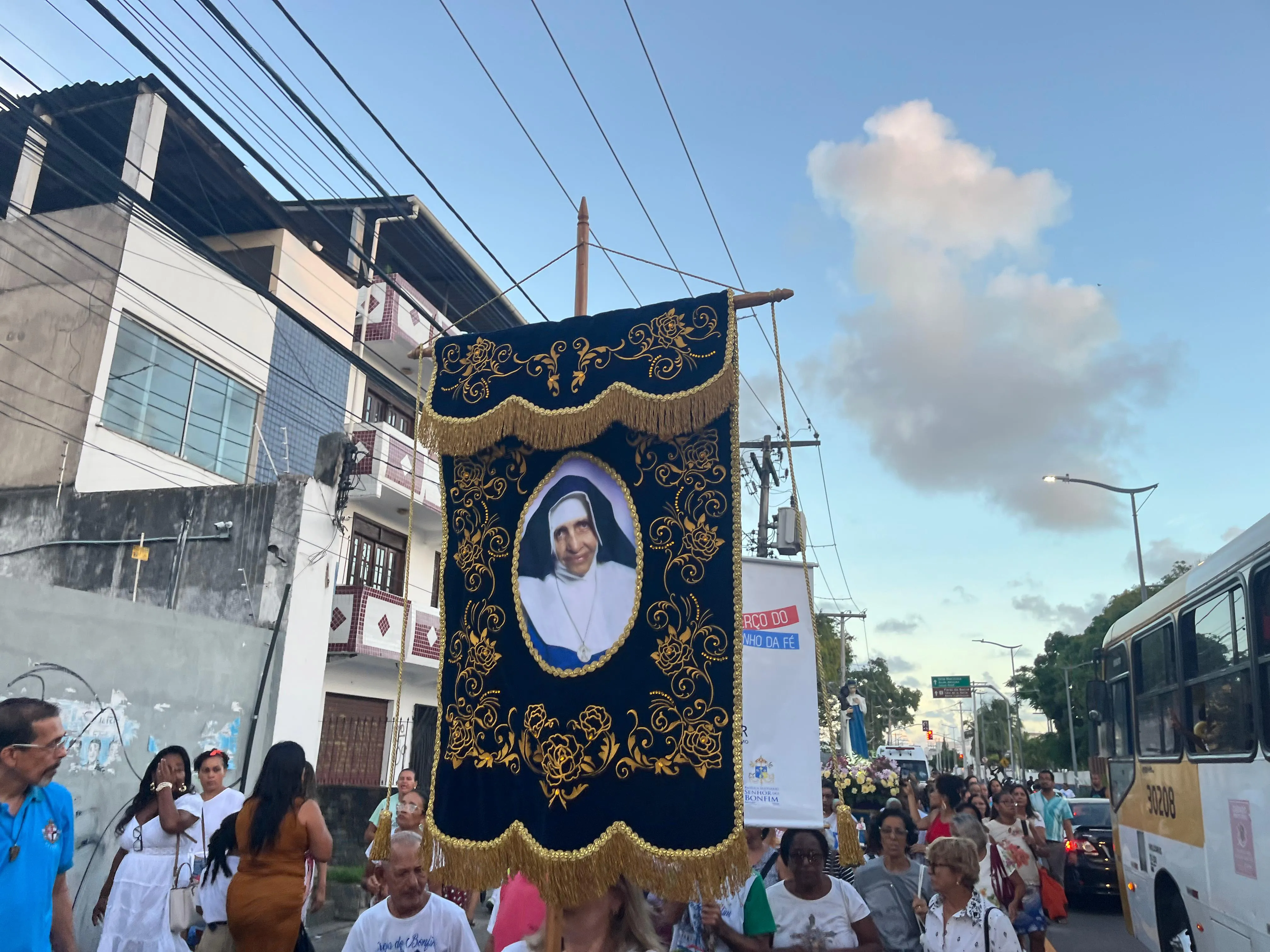 Imagem ilustrativa da imagem Devotos e admiradores marcam presença nos festejos para Santa Dulce