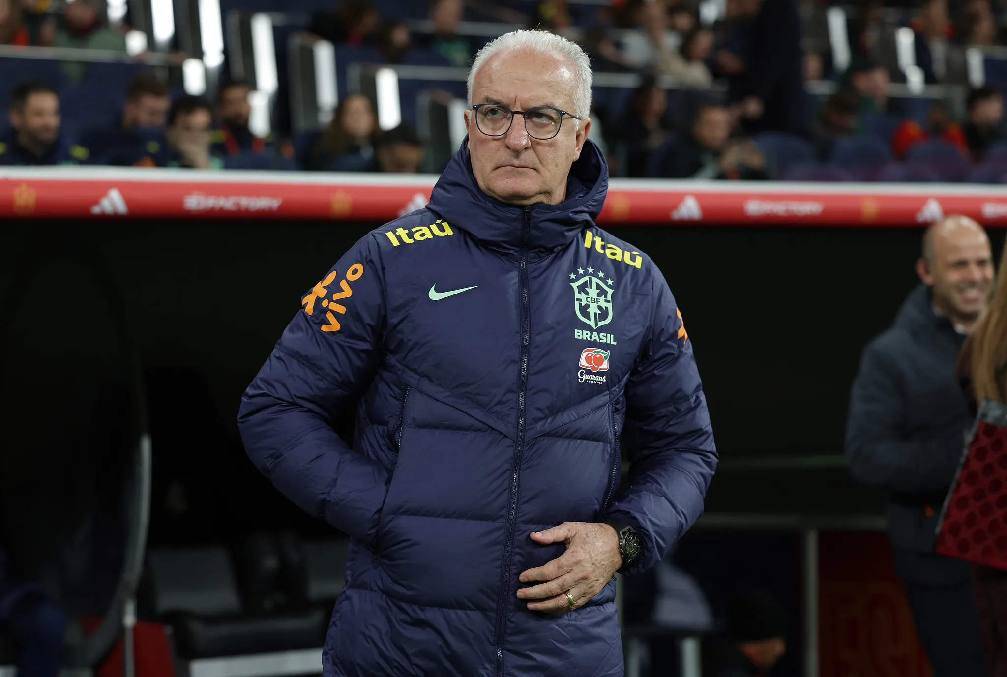 Dorival Jr. na partida contra a Espanha