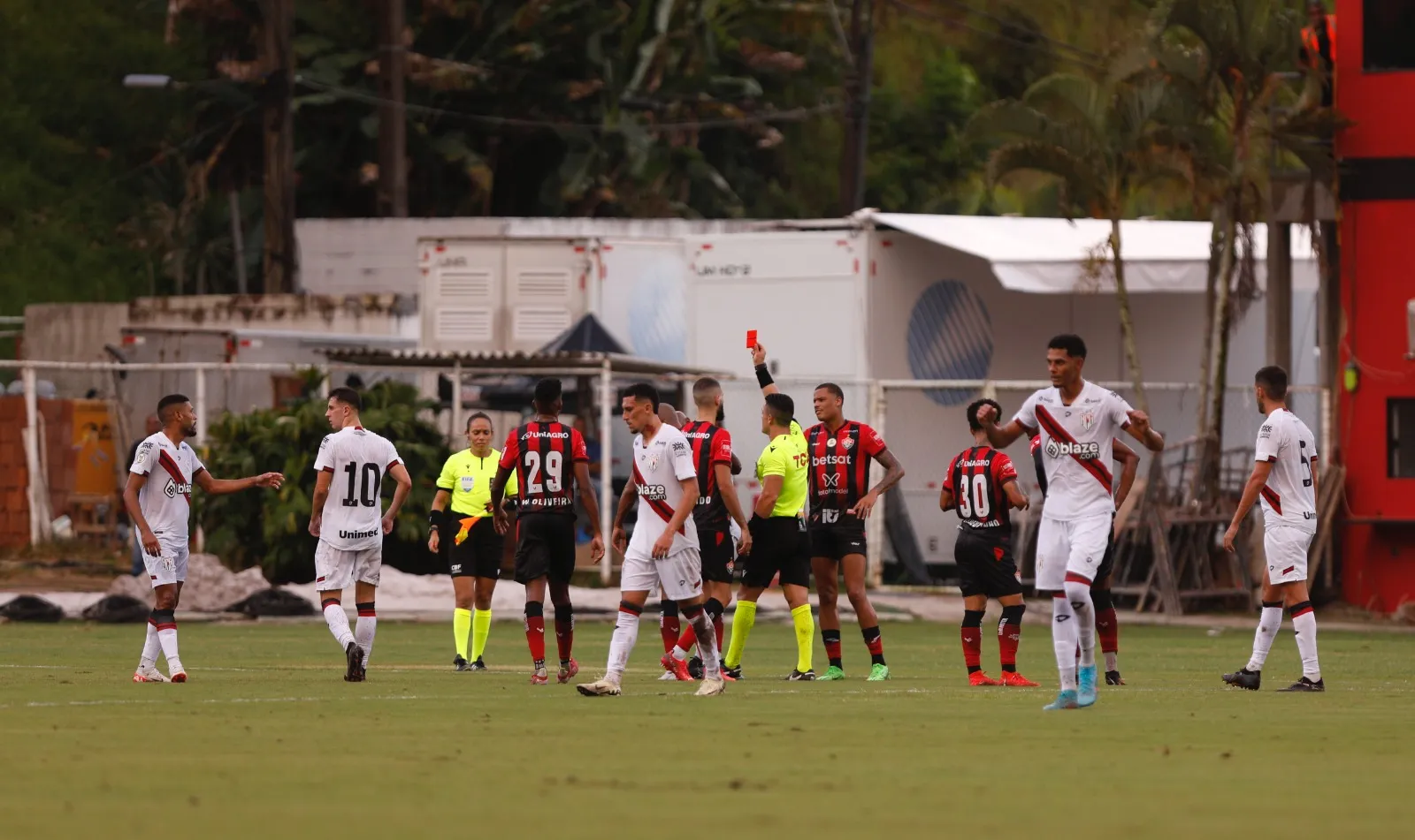 Vitória teve dois jogadores expulsos